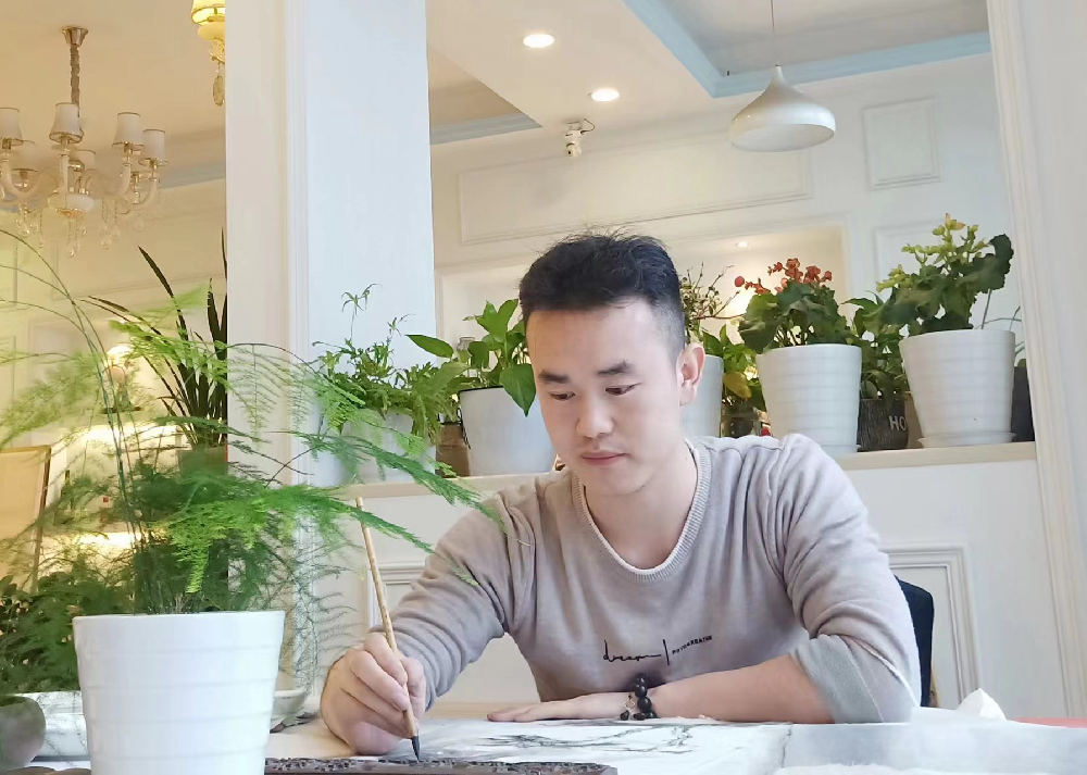 張濤（國(guó)瓷紅葉畫院研究員）