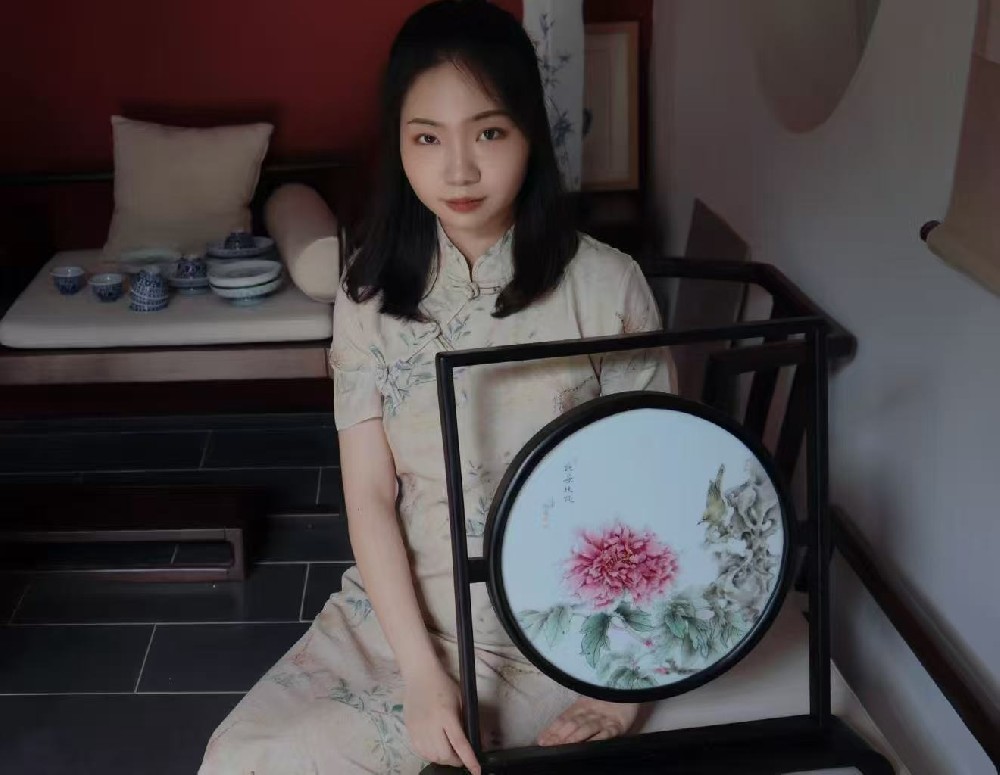 余卿晨（國瓷紅葉畫院高級畫師）